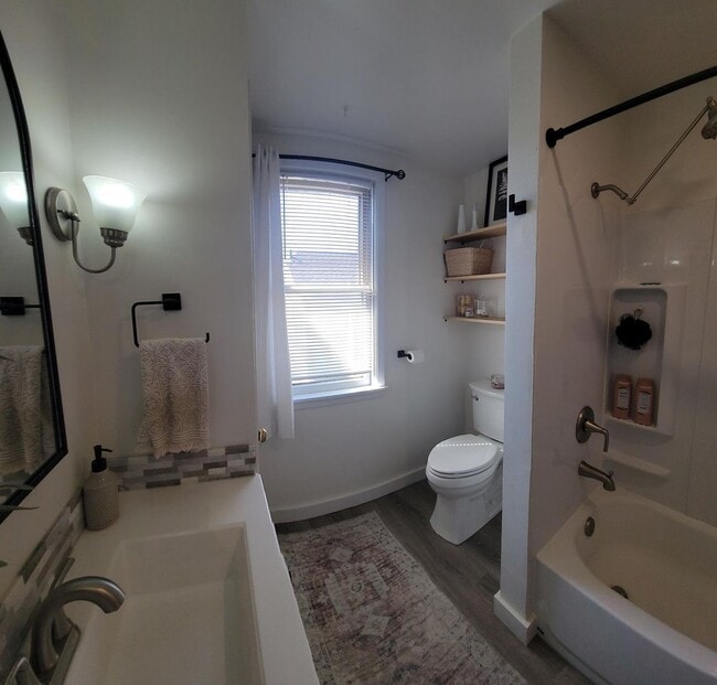 Building Photo - 3-bedroom, 1-bathroom home located on the picturesque Neville Island, PA.