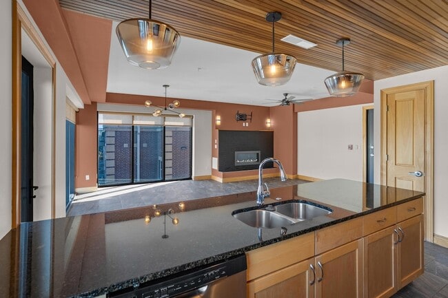 Building Photo - 1200 E Walnut St