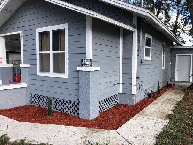 Building Photo - 1121 Avondale Ave