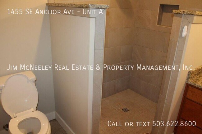 Building Photo - 3 Bed/ 2 Bath Duplex with One Car Garage