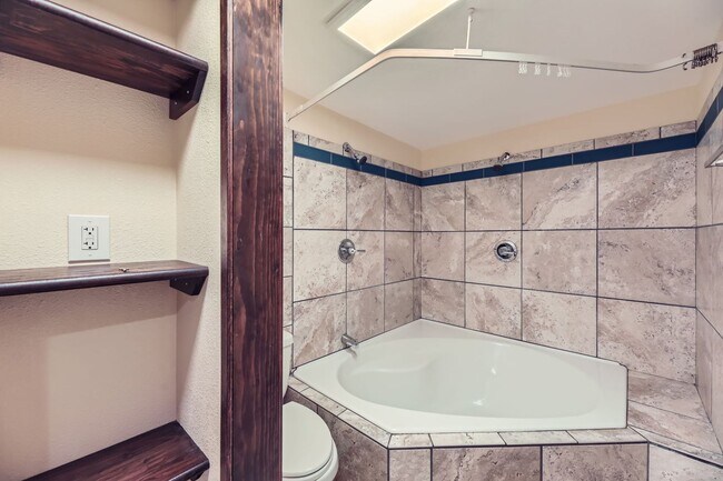 Building Photo - Stunning 3-Bedroom Log Cabin Home in Carnation!!
