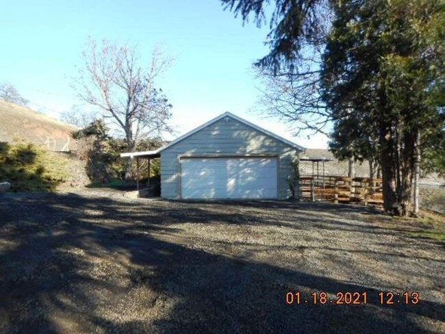 Building Photo - Remodeled Country Home