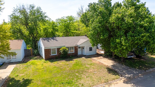 Building Photo - 4-Bedroom Must See!