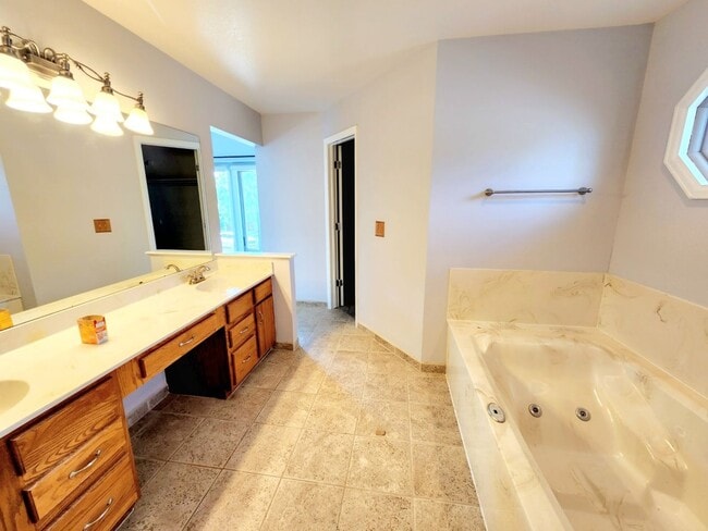 Building Photo - 10995 Allison Ct