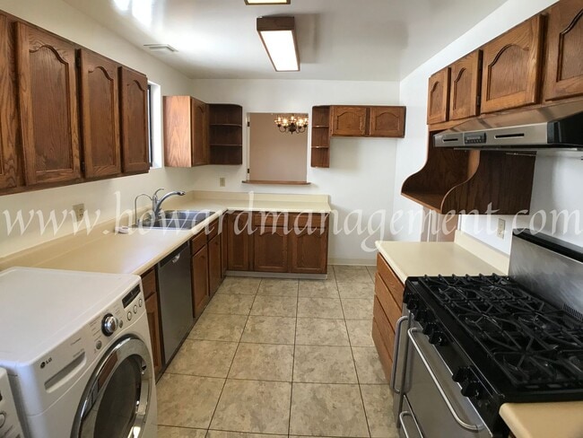 Building Photo - Two story home with newer central A/C in the Mar Vista Hills. Large kitchen, family room, and lar...