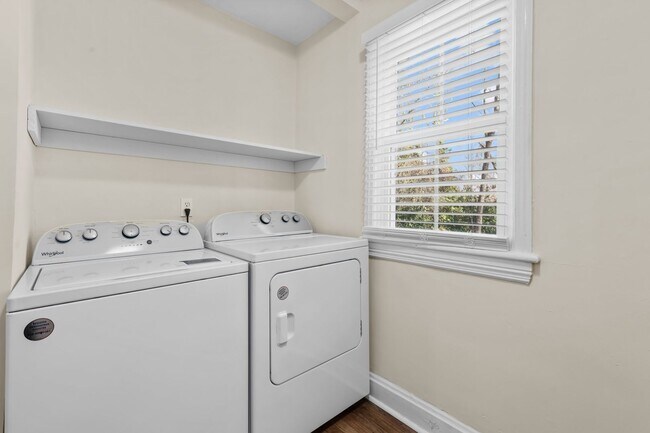 Building Photo - Spacious 1 Bedroom Duplex in Trinity Park, blocks from Duke! - Renovated & Pet Friendly