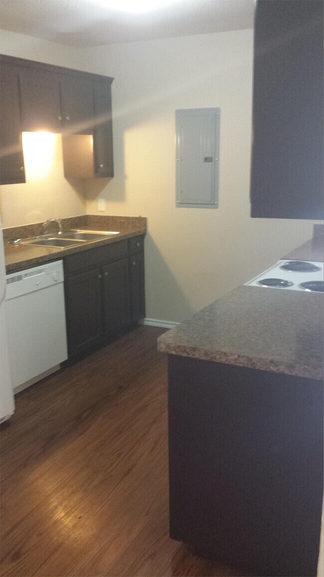 Building Photo - 308 N Cleburne Whitney Rd