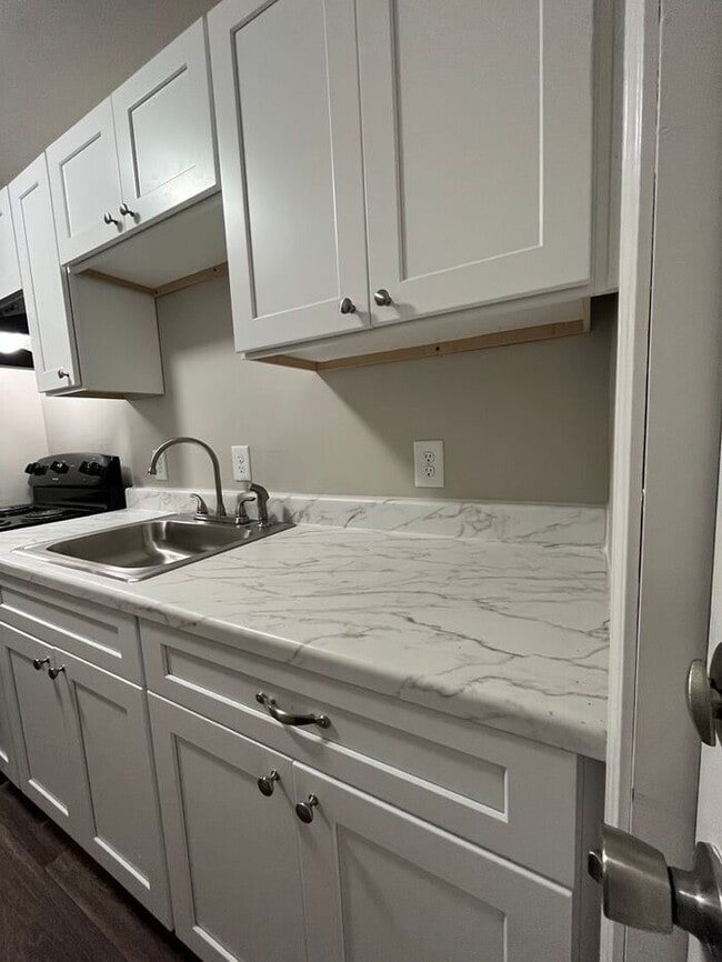 Building Photo - Classic 1 Bedroom Apartment in Historic Do...
