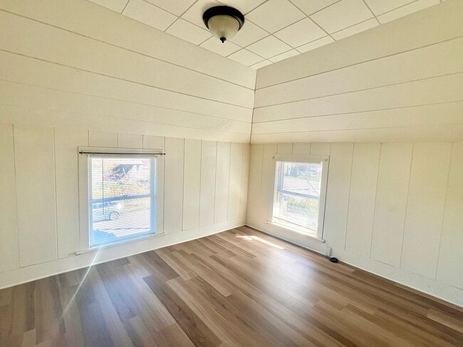 Building Photo - Portsmouth Neighborhood 3 story Home with Laminate H/W Floors, Fenced Backyard