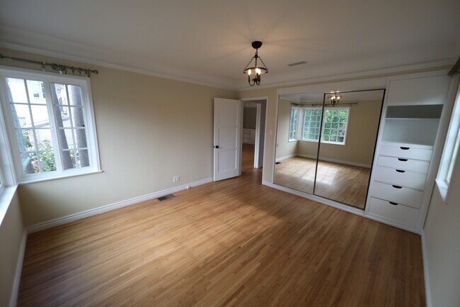 Bedroom 2 - 1029 Chautauqua Blvd