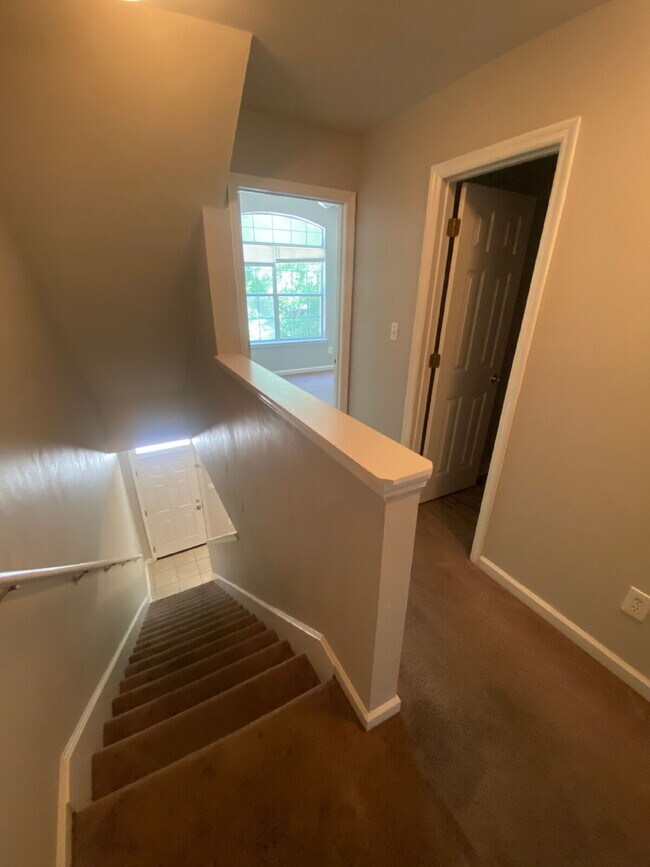 Building Photo - Lovely Three bedroom/two bath townhouse off Blairstone Road!