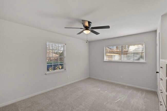 Building Photo - 365 Piney Point Rd