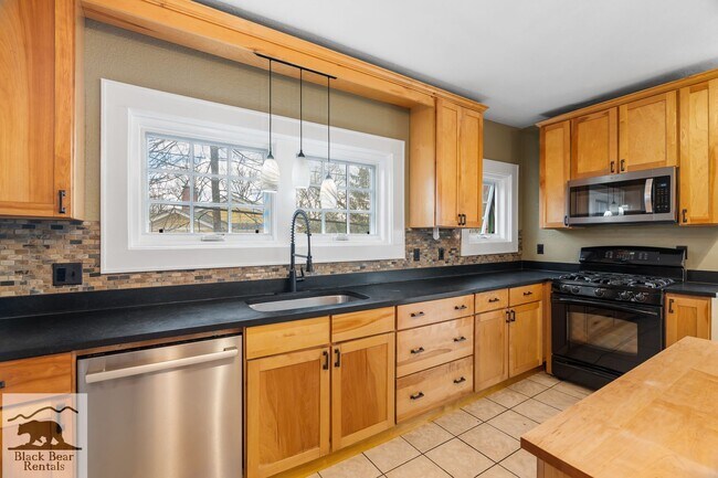 Building Photo - Asheville - Historic Charm Meets Modern Living!