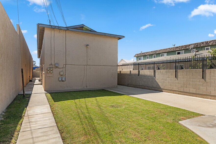 CLEAN PROPERTY MAINTAINED BY TENATS AND OWNER - 9226 Palm St
