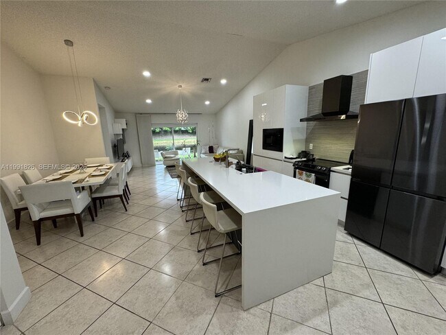 Building Photo - 2002 Andromeda Ln