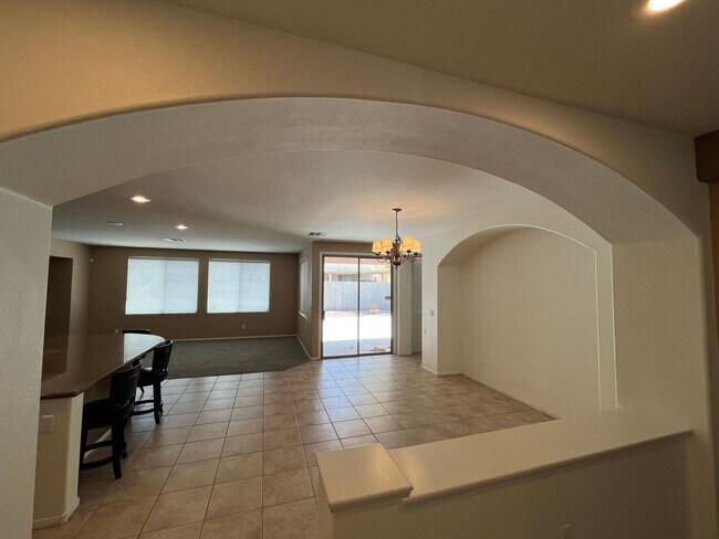 Building Photo - Large single story house for rent