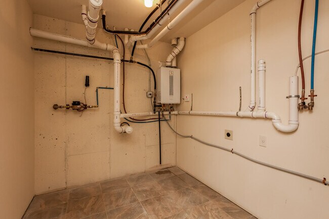 Building Photo - 705 River View Ln
