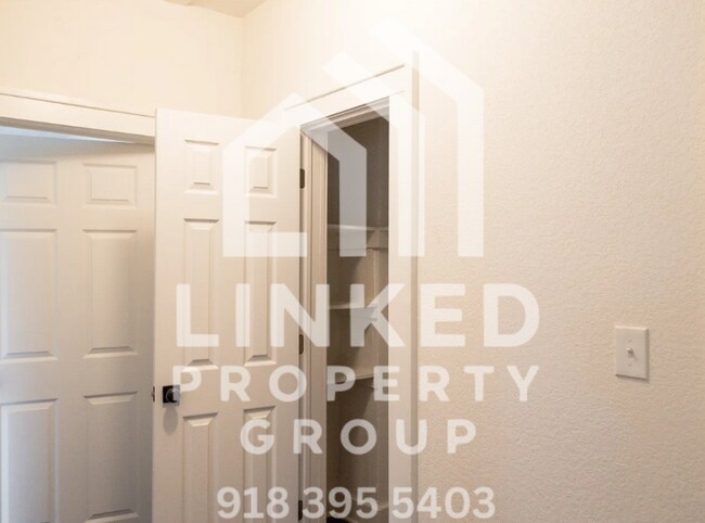 Building Photo - Beautifully Updated 3-Bedroom Home Near Downtown Tulsa