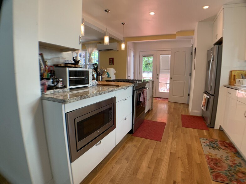 Building Photo - 14 Bradbury St