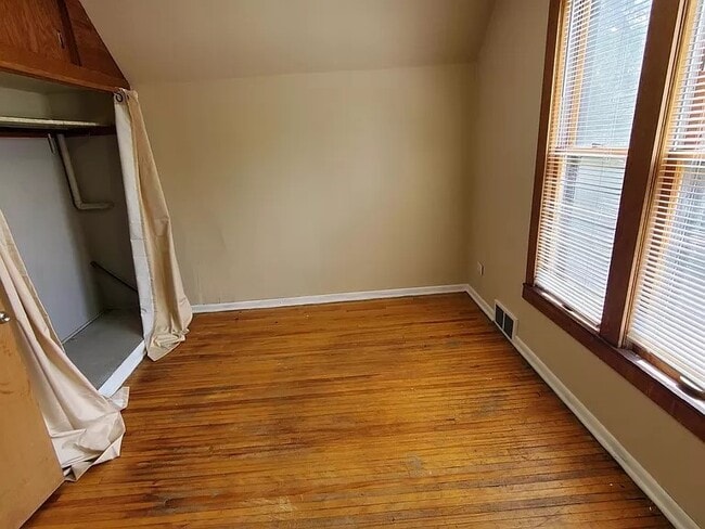 Building Photo - 576 Bay St