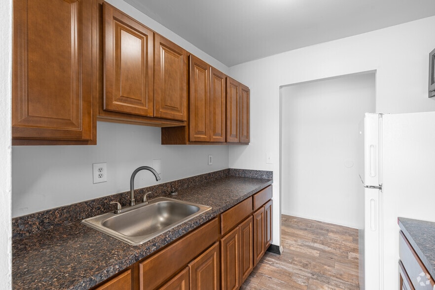 2 BR, 1.5 BA - 900SF - Kitchen - Towne Point Apartments