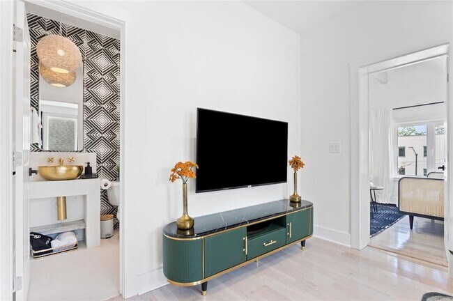 Building Photo - 724 Charles Allen Dr NE