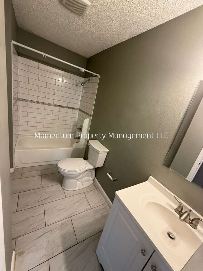 Building Photo - Cute & Quaint 2 Bedroom in Tampa!! READY NOW!!
