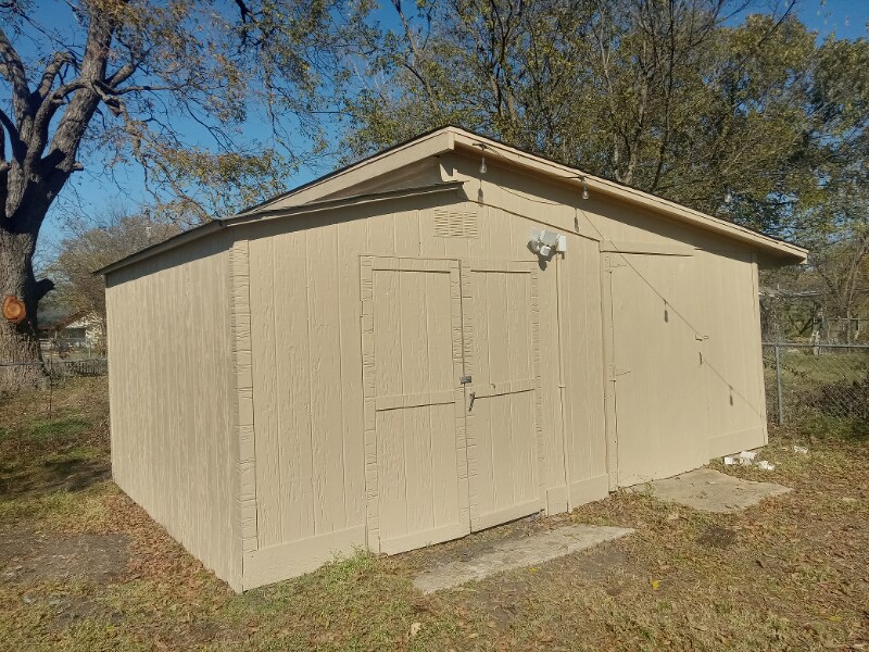 Building Photo - 703 E 10th St