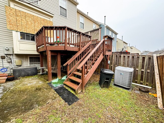 Building Photo - Charming 3 Bed 2.5 Bath Townhome With Pati...