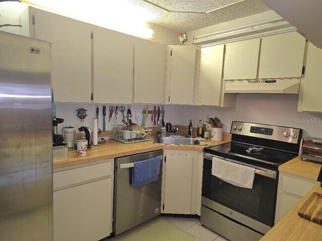 Building Photo - 1281 Pine Ridge Cir E