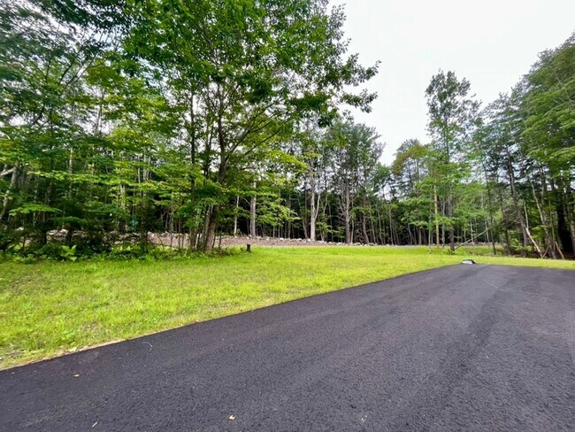 Building Photo - New 3 bed, 3 bath house with in law apt on...