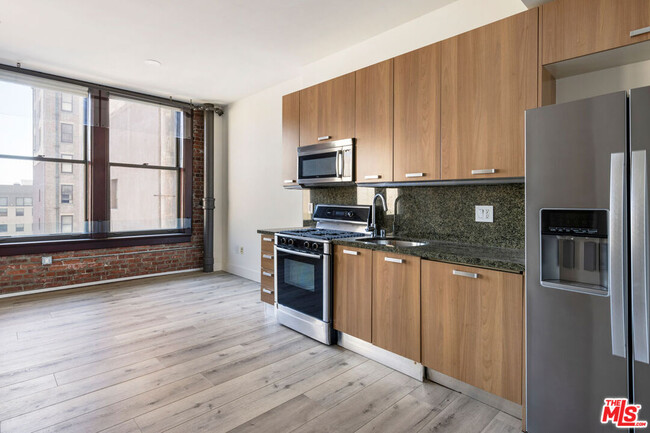 Building Photo - 460 S Spring St