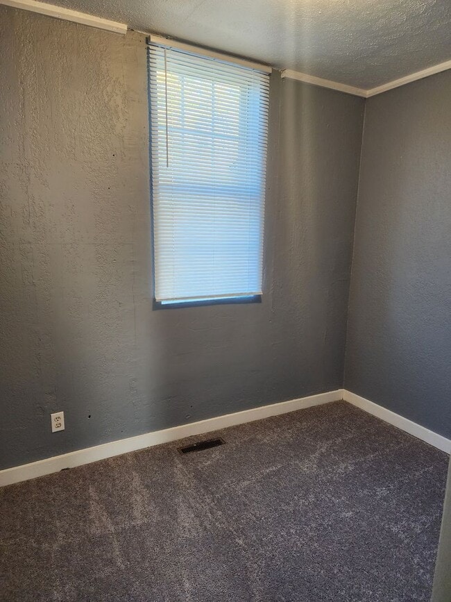 Building Photo - 1- 2 bedroom