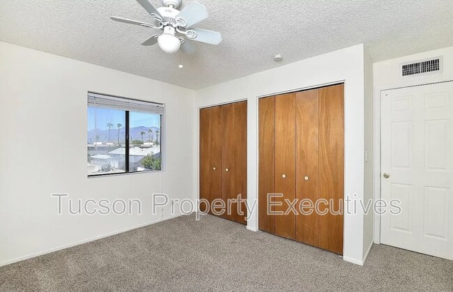 Building Photo - 902 E Elm St