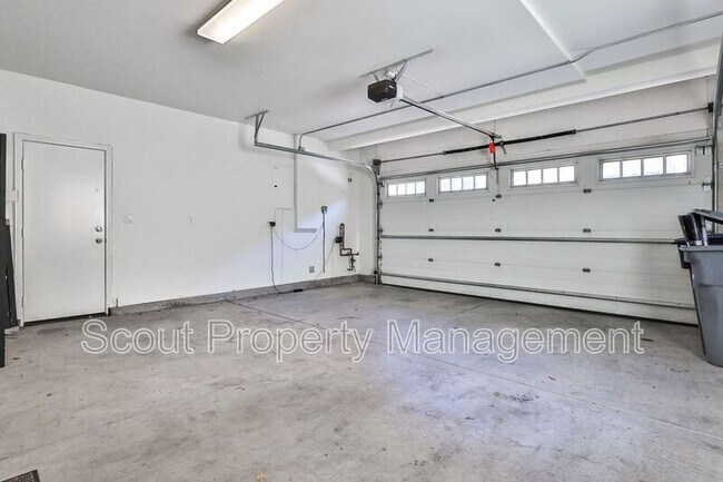 Building Photo - 28814 S Lake Dr