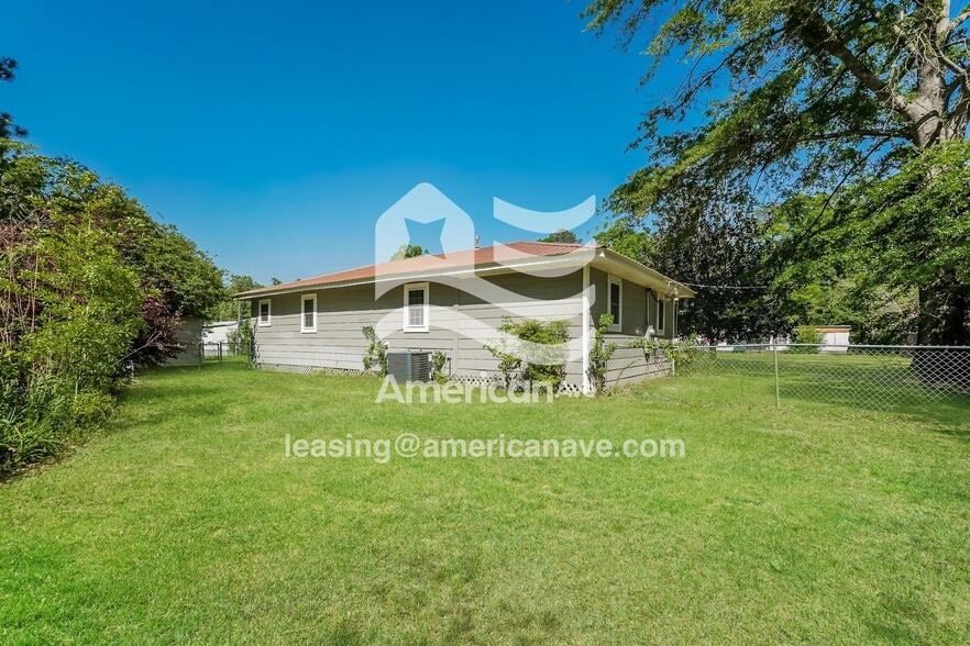 Building Photo - 933 Tyler St