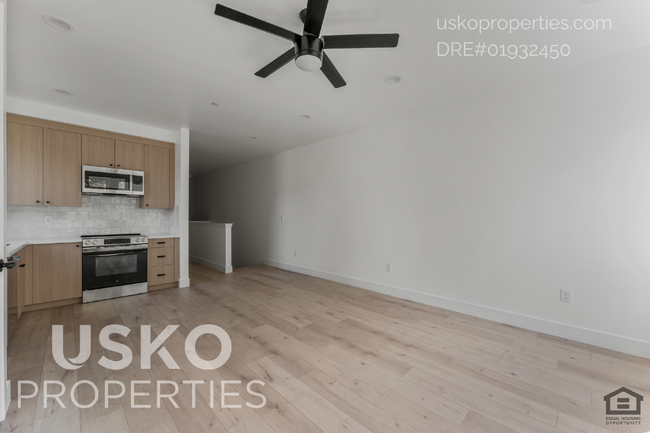 Building Photo - "Chic Urban Living: Spacious 2-Bed, 2-Bath...