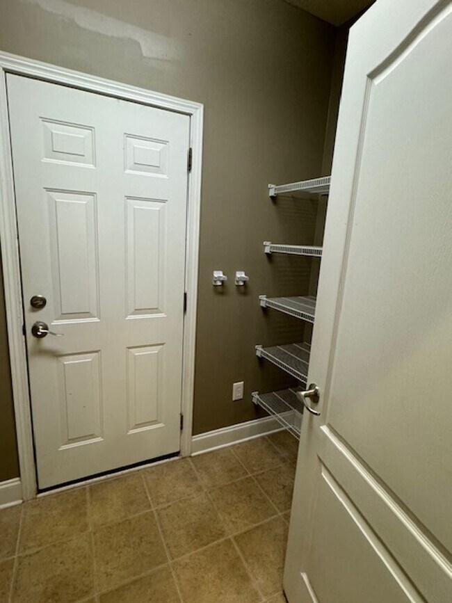 Building Photo - Brick Ranch - 3 Bedrooms & 2 Full baths wi...