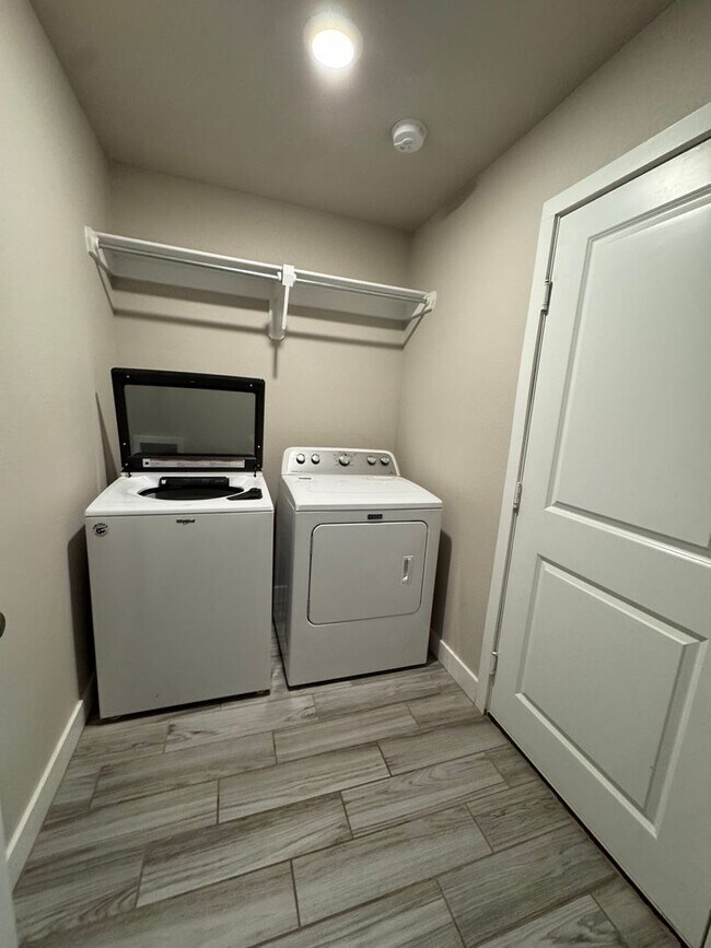 Building Photo - Furnished Rental 3 bed 2 bath Minimum of 30-day stay