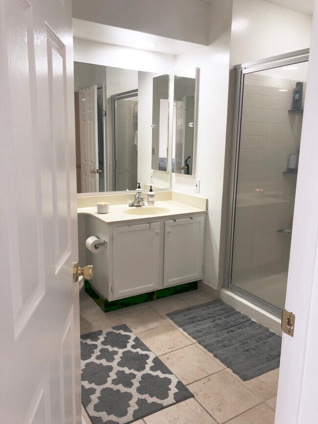 Upstairs Full Bathroom - 1019 Wingate Ct