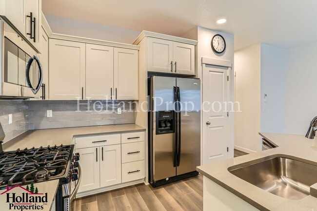 Building Photo - Gorgeous & Spacious Single-Home 3 beds 2.5 bath Available for you!