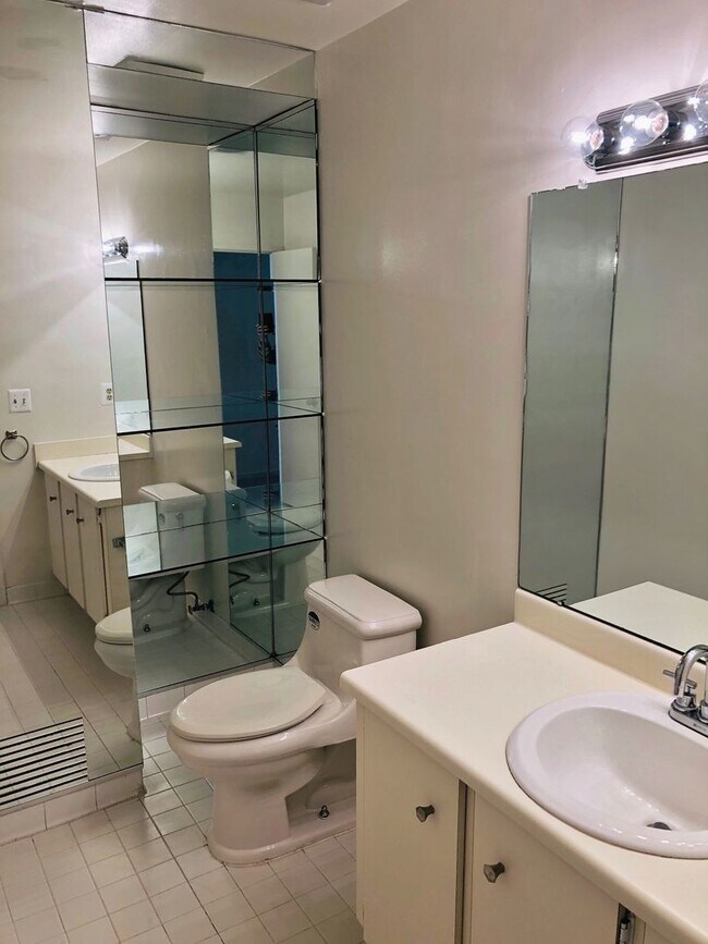 Building Photo - Spacious Potomac Beauty backs to Golf Course