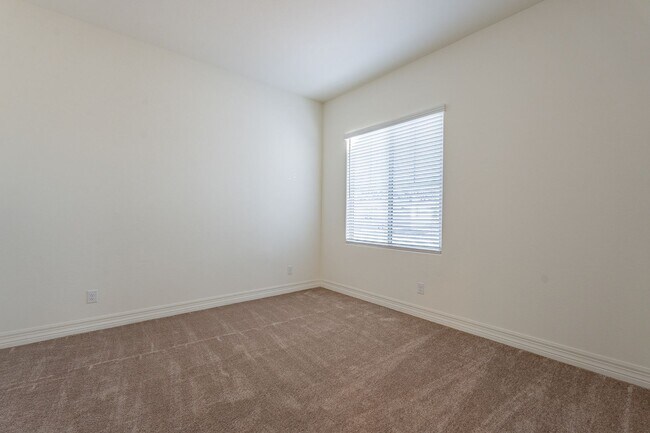 Building Photo - 5 BEDROOM 4 BATH SINGLE FAMILY HOME