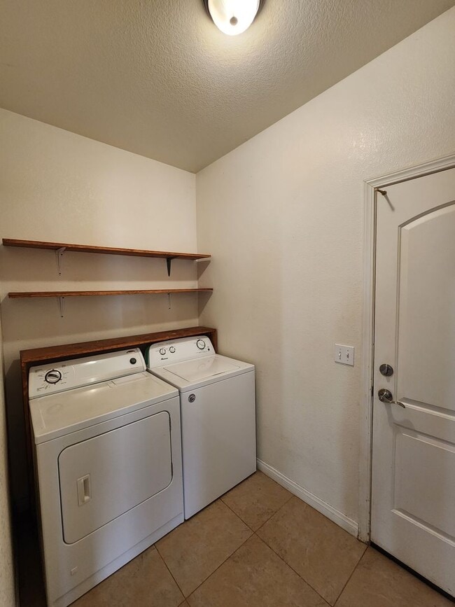 Building Photo - Beautiful , open floor plan 2 bedroom /  1 bathroom unit