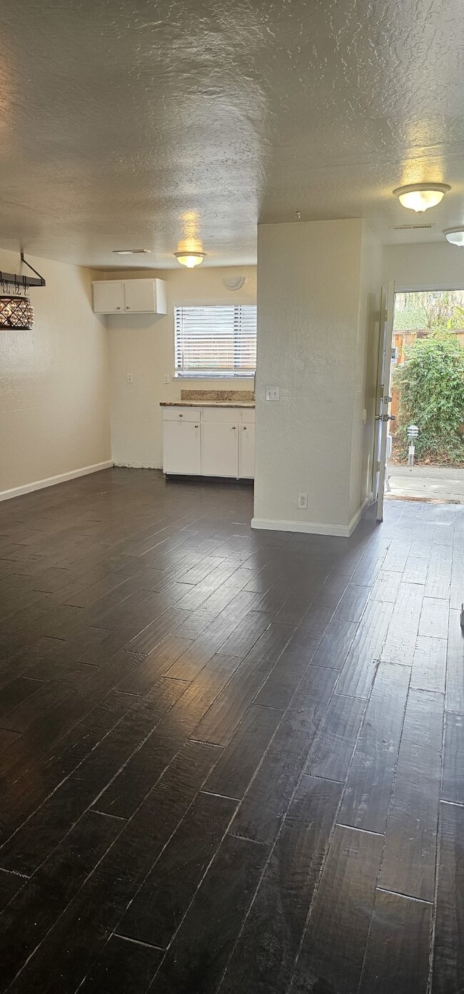 Building Photo - Charming Townhome  w/Bonus Loft and fenced...