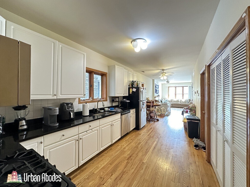 Building Photo - 920 N Paulina St