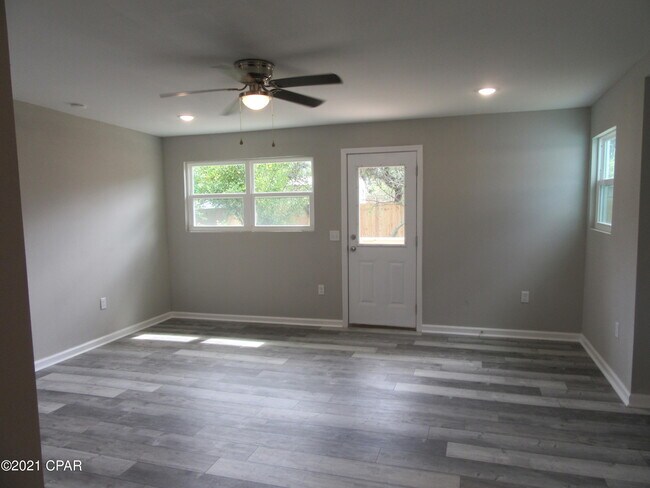 Building Photo - 9823 Clarence St