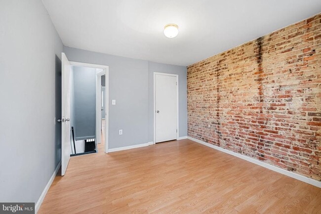 Building Photo - 113 S Curley St