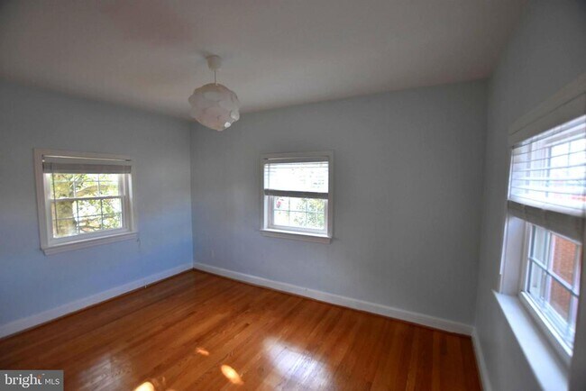 Building Photo - 10118 Cedar Ln