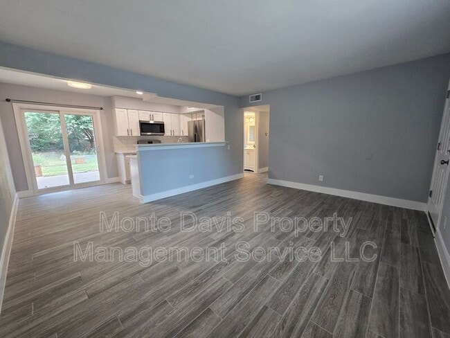 Building Photo - 2504 Manor Cir